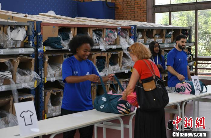 揭秘巴黎奥运志愿者装备分发中心：近百万件装
