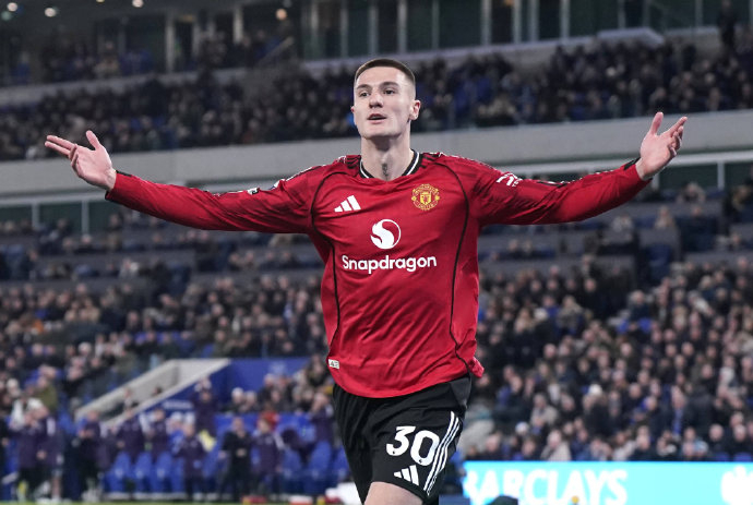 曼联战术布局引热议 舍什科替补席策略获门将力