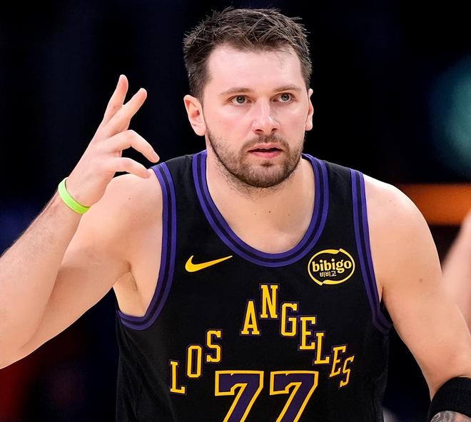 湖人队大胜骑士锁定季后赛席位 东契奇创多项纪