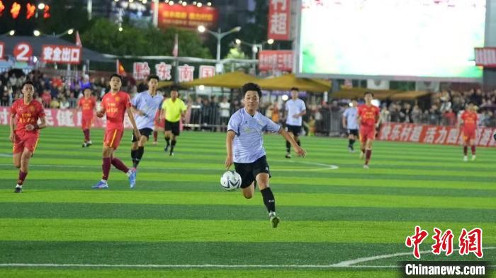 贵州村超迎来国际友谊赛 马来西亚重庆球队共襄